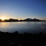 Fredelig Med Naturskjonn Omgivelse, Midt I Lofoten Jerstad