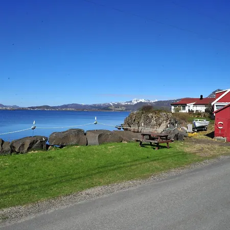 Fredelig Med Naturskjonn Omgivelse, Midt I Lofoten *